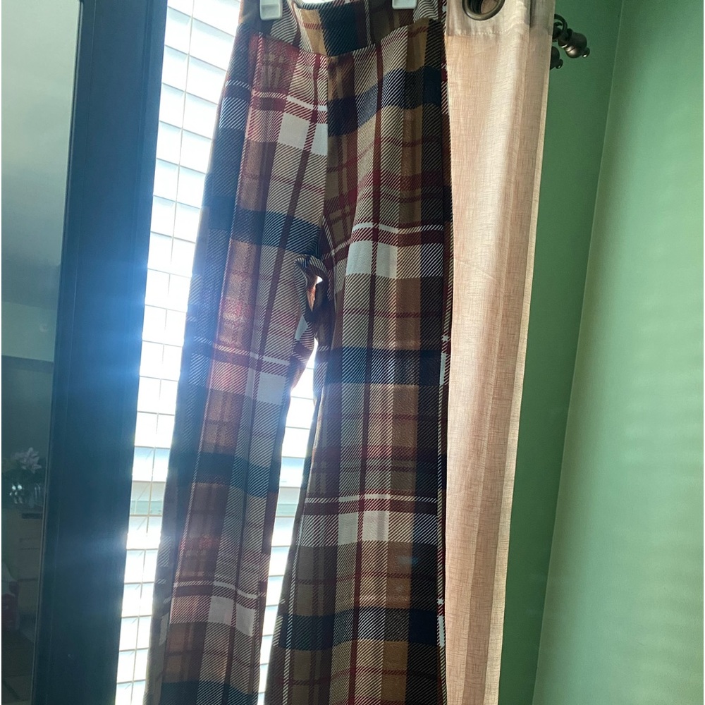 Set , retro cute flare plaid pants , and cute black crop top with lettering
